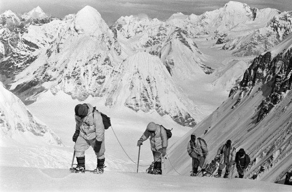 △1960年5月，中國登山隊隊員在海拔7150米的冰雪坡上行進。
